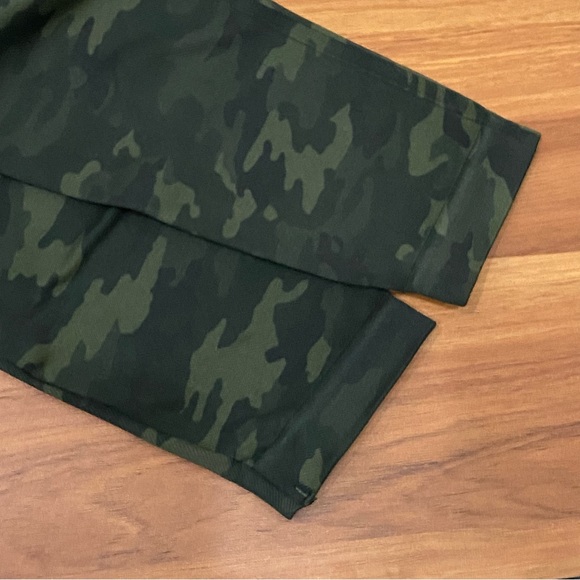 SPANX Green Camo Look At Me Now Seamless Leggings Size L - Picture 8 of 12